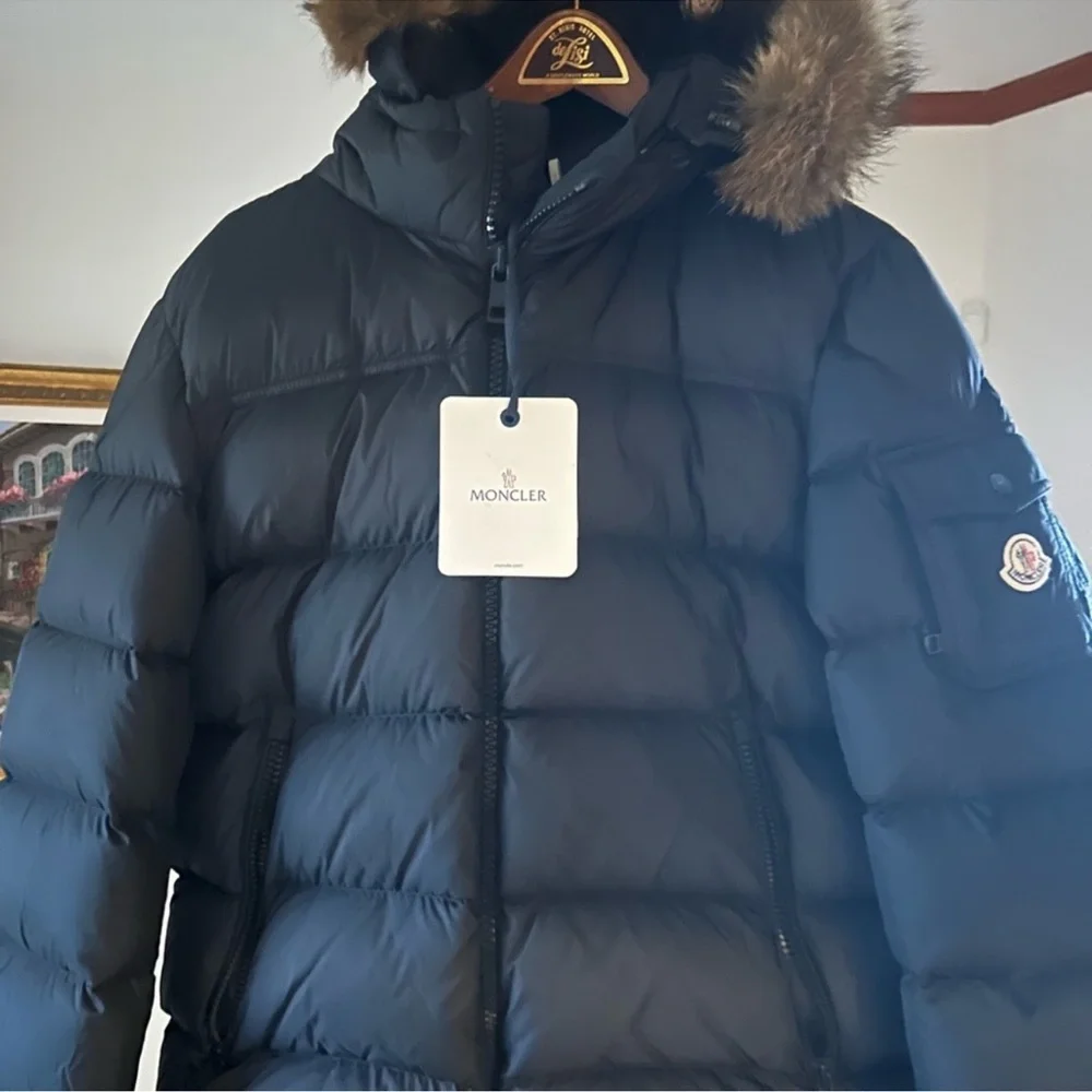 Men’s MONCLER maya GIUBBOTTO faux trimmed quilted jacket size 4/large US - Picture 2 of 13